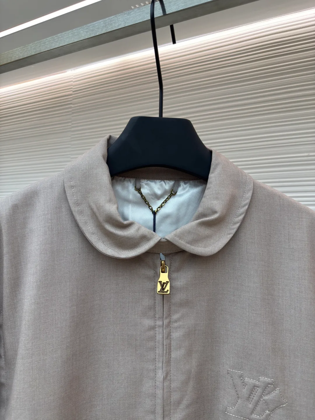 LOUIS VUITTON wool short profile stand-collar jacket ●Authentic product: Purchased and developed for 23900 ●Item number: 1680660-B90 ●Fabric: wool blended fabric ●Technology: Positioning cutting machine ●Version: fitted version ●Weight: about 970 grams ●Size: 50-52-54-56 ●Description: The sample is patterned in the same 50 yards. There is no change in the length of the garment. Custom-woven wool light-mixed twill fabric with composite treatment. Small vat custom-dyed with no color difference. Matching custom-made horizontal knitted wool rib. The opposite-sex pattern style is the same as the original. The knitted gusset on the shoulders is spliced, and the details are perfectly restored. The overall wiring is straight and delicate, the fabric is comfortable and soft, and the color is consistent without color difference. It can be matched with the same style to create a fashionable look and control various occasions. Customized accessories, complete with three standards, same style for men and women!